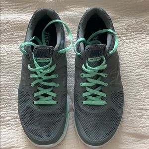 Nike Flex Run Tennis Shoes